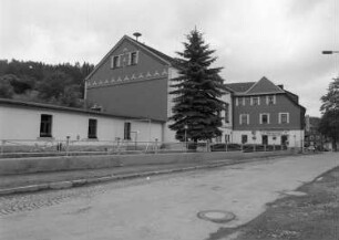 Klingenthal-Zwota, Klingenthaler Straße 48. Gasthof zum Walfisch (um 1770). Straßenansicht mit Kegelbahn-Anbau