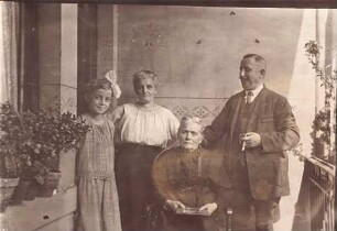 Fotoportät Familie Simon auf dem Balkon