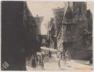 Filmarchitektur: Der Golem: Blick auf Gasse
