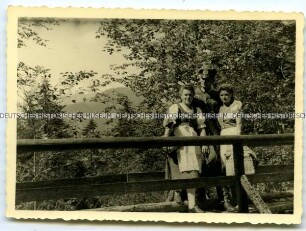 Wehrmachtsoffizier mit zwei Frauen im Wald