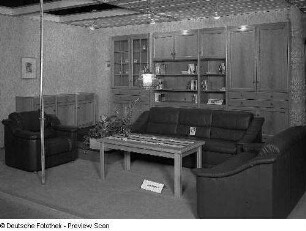 Klubtisch (Modell C 23) : Ausstellungskoje mit Wohnzimmermöbeln des VEB Möbelkombinat Berlin (MKB). Ansicht mit Klubtisch (Modell C 23)
