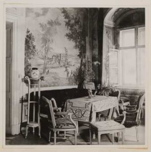 Hofmannsthals Salon in Rodaun mit Sitzgruppe und Fenster