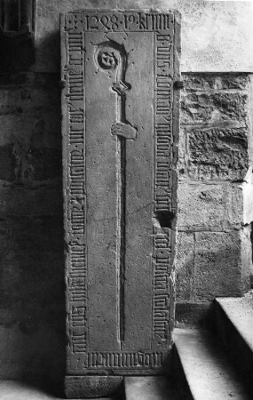 Grabplatte eines unbekannten Abtes : Grabplatte eines unbekannten Abtes. Stein (1248). Schönau Rhein-Neckar-Kreis, Ehemaliges Herrenrefektorium, Nordportal