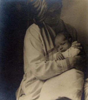Natascha mit ihrer Tochter Karin, Hamburg-Langenhorn (Aufnahme von Emil Artin)