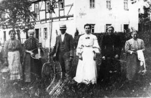 Triebischtal-Roitzschen. Neidmühle mit Familie, Repro
