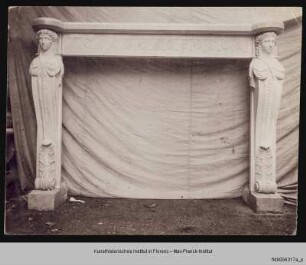 Kaminmantel mit Karyatidhermen