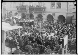 Fasnacht Sigmaringen 1936; Bräuteln vor dem Rathaus