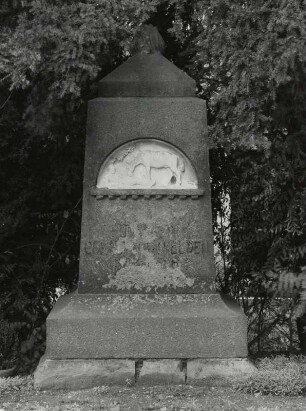 Denkmal für die Gefallenen des 1. Weltkrieges : Denkmal für die Gefallenen des 1. Weltkrieges. Sandstein (nach 1918). Relief mit Verwundetem und Pferd. Leipzig-Kleinpösna, Friedhof