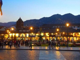 Cusco - Plaza de Armas am Abend : Der Hauptplatz, Plaza de Armas, am Abend. Aufgenommen am 29. August 2011 in Cusco