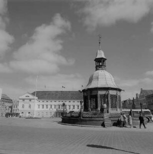 Wismar. Die Wasserkunst und Rathaus am Markt