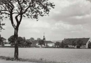 Dresden-Prohlis. Blick von der Dohnaer Straße zum Schloß