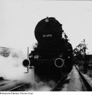 Güterzug-Lokomotive 52 4916 der Deutschen Reichsbahn (Kriegslokomotive). Ansicht von links (Heizerseite) sehr schräg von vorn
