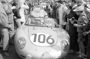 Schauinslandrennen: Sieger mit Kranz durchfahren die Holzschlägermatte; Nr. 106; Heinrich Walter (Schweiz); Porsche