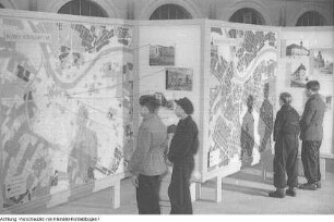 Dresden, Neues Rathaus, Dr.-Külz-Ring 19. Lichthof, Ausstellung präsentiert Vorschläge und Anregungen für den Wiederaufbau Dresdens, 1952
