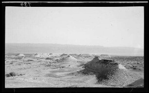 Landschaft mit felsigen Erhebungen am Toten Meer