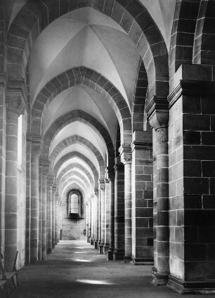 Otterberg (Kreis Kaiserslautern). Simultane Pfarrkirche Mariä Himmelfahrt (Ehemalige Zisterzienserklosterkirche) (1173-1254). Innenansicht