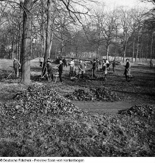 VMI (Volkswirtschaftliche Masseninitiative) Frühjahrsputz: Sachsenwerk und WBA 3 (Wohnbezirksausschuß) im Waldpark