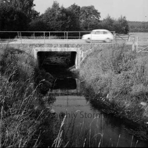 Bisnitz: Steinbrücke mit Pkw: dahinter Bäume