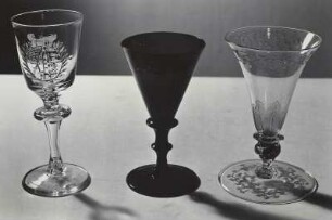 Links: Branntweinglas mit sächsischem Wappen, Mitte: Amehystglas, rechts: Barglas mit roter Fadeneinlage