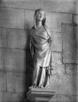 Statuette einer gekrönten Frau mit Schürzengewand