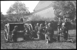 Feldartillerie. Beladen und Richten des Geschützes