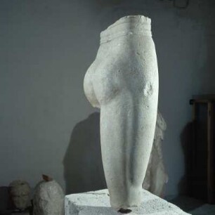 Delos. Museum. Fragment eines Marmor-Kuros, um 600 v. Chr.