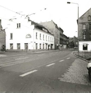 Cottbus, Straße der Jugend 155/158. Wohnhäuser mit Läden . Straßenansicht von Südost (Ecke Bürgerstraße)