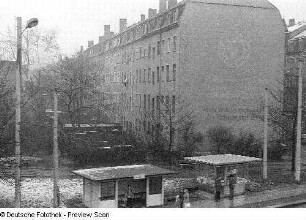 Blick aus dem Abteilfenster eines Zuges während einer Bahnfahrt (Berlin-Dresden)