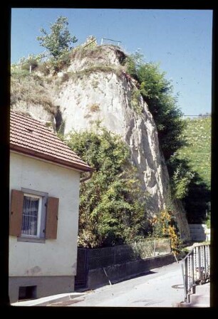 Haus vor Kalkfelsen am Kaiserstuhl