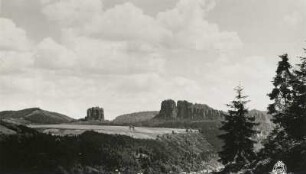 Sächsische Schweiz. Elbtal mit (Bad Schandau-)Postelwitz gegen Hohe Liebe und Schrammsteine. Blick von der Berthelthöhe nach Osten