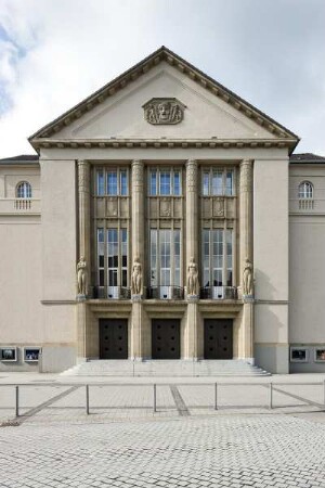 Stadttheater — Eingangsfassade
