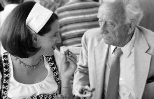 25. Jubiläumstagung 1975 Medizin; Bayrisches Frühstück: Gräfin Sonja Bernadotte, Albert Szent-Györgyi von Nagyrapolt
