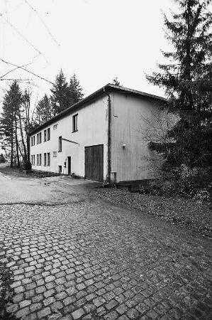 Stapelholzschuppen und Wagenplanhalle der Luftmunitionsanstalt (Wirtschaftsgebäude); Grebenhain, Im Distelrod 5, Im Distelrod 9
