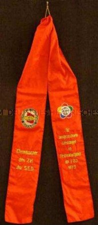Fahnenschleife zum Ernst-Thälmann-Ehrenbanner anlässlich der 10. Weltfestspiele