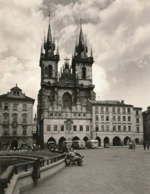 Prag. Teynkirche (beg. 1365). Blick über den Altstädter Markt