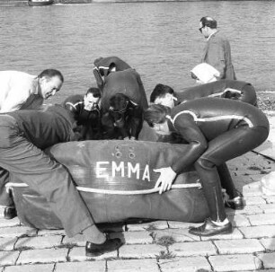 Streckenschwimmen der Karlsruher Sporttaucher im Rhein von Leopoldshafen nach Speyer.