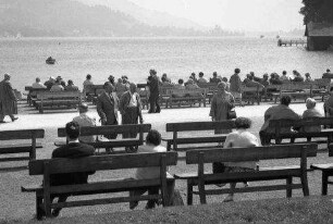 Bad Wiessee: Kurgäste auf Bänke, von hinten