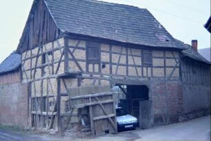Alte Scheune am Bach mit Torfahrt: Wilde-Mann-Figur im Fachwerk