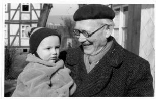 Der Zeichner und Maler Josef Eduard Tanner mit seinem Enkelkind
