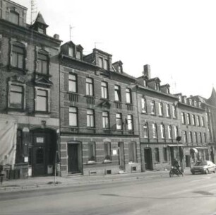 Reichenbach (Vogtland), Greizer Straße 8/6. Wohnhäuser mit Läden (um 1900). Straßenansicht