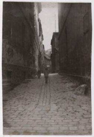 Ohne Titel (Krögelgasse, Zugang vom Molkenmarkt, mit einem Mädchen und einem Jungen als Passanten)