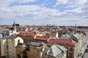 Stadtübersicht in Prag : Vom Turm des Neustädter Rathauses am Karlsplatz bietet sich ein guter Rundblick über die Altstadt von Prag. Bild: Blick nach Osten, die Neustadt, aufgenommen 2008 in Prag