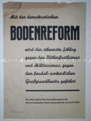 Maueranschlag mit einem Zitat aus dem Aufruf der KPD zur Bodenreform vom September 1945
