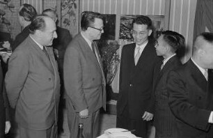 Empfang im vietnamesischen Ausstellungspavillon, Rolf Lemser (?) Messeamtsdirektor (2.v.r.) im Gespräch mit Vertretern der vietnamesischen Messedelegation
