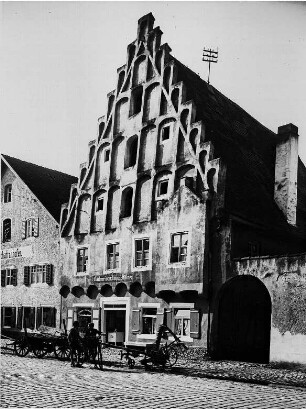 Beilngries im Altmühltal (Bayern). Ansicht eines im 16./17. Jahrhunderts errichteten Bürgerhauses, des sogenannten Kaiserbeckhauses, mit Torbogen-Einfahrt