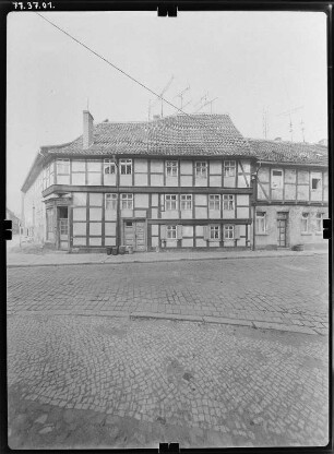 Quedlinburg, Schmale Straße. Wohnhaus mit Laden. Straßenfront