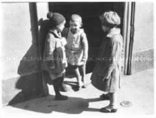 Kleine Kinder auf der Straße
