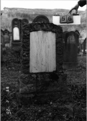 Grabstein 56 (Index: 99798605) Material: Sandstein, Schriftplatte Marmor Zustand: gut Maße HxBxT: 102x52x22 cm Beschreibung: Stele, rustica mit Segmentbogenabschluß, Schriftplatte, Sockel Besonderheit: Schriftplatte unbeschrieben: Grabstein 56