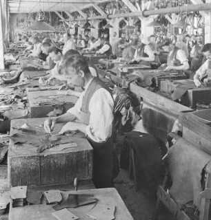 Zuschneiderei : Technikgeschichte | Technologie | Schuhwarenfabrikation | Schuhwarenfabrik Conrad Tack & Cie AG