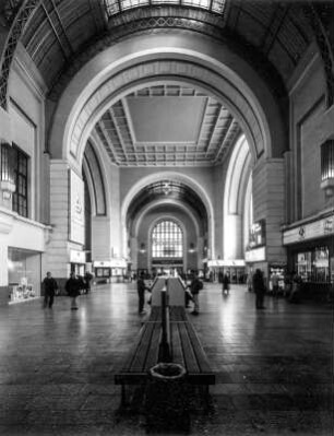 Hauptbahnhof (1893-1898; Ernst Giese, Paul Weidner). Empfangsgebäude, Schalterhalle. Blick in Richtung Wiener Platz (nach Südost) : Dresden-Altstadt, Am Hauptbahnhof 4. Hauptbahnhof (1893-1898; Ernst Giese, Paul Weidner). Empfangsgebäude, Schalterhalle. Blick in Richtung Wiener Platz (nach Südost)